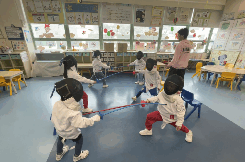 學生正進行劍擊活動。