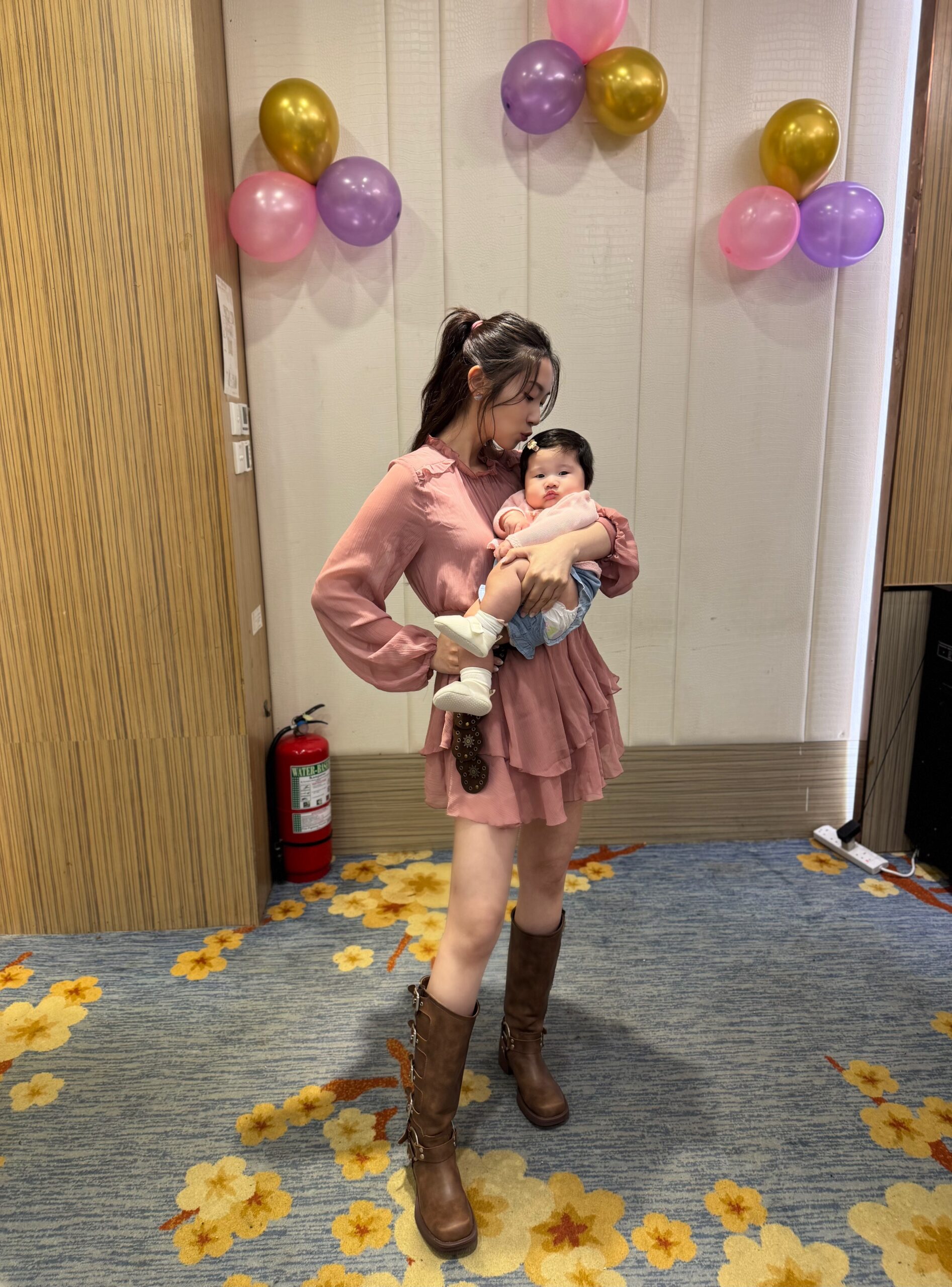 雖然睡眠成了最奢侈的事,但當睜開眼看到囡囡笑著望住自己,只能乖乖起床。