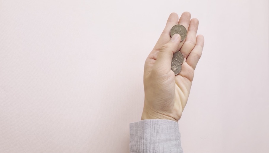 掌內運金幣：一手疊高塔