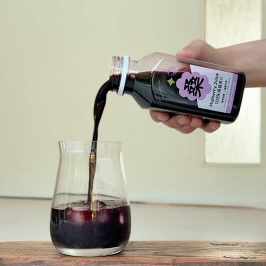 100% 原榨桑葚汁 (300ml/1000ml) ——即開即飲，一瓶300ml約由100粒桑葚榨成，好飲健康又方便，因此回購率極高，「經常斷貨」。