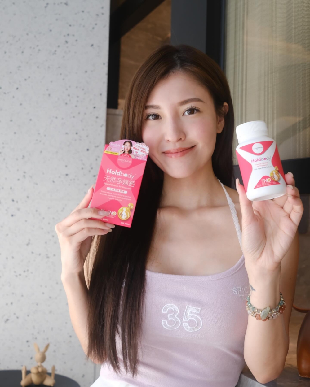 Edith表示，轉用Holdbody後整個孕期都沒有出現抽筋和腰酸背痛的問題，明顯感覺關節和肌肉都靈活有力，也沒有便秘情況出現，而且體積小容易吞服，成份天然，不含有害重金屬，孕媽媽可以放心食用！