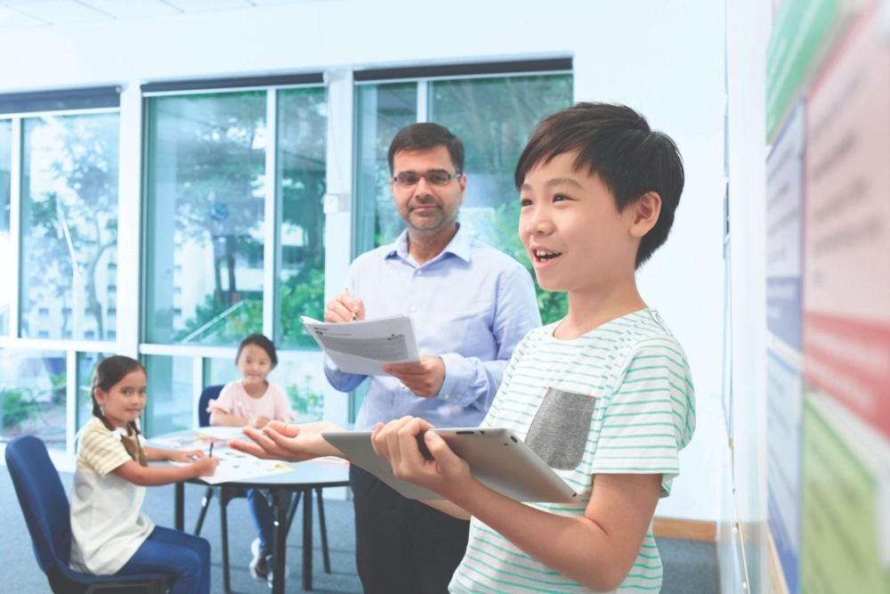孩子要在全英語環境下學會與同伴分享、表達自我情緒。這種自信心和社交技巧的建立，正是讓孩子勇敢踏出舒適圈、自然開口說英語的最強後盾。