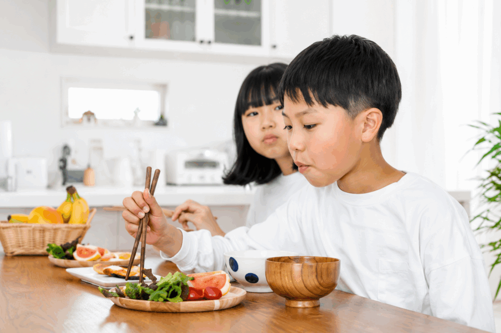 家長可從牛奶、乳酪、豆製品及深綠色蔬菜等日常食物攝取鈣質,並保持飲食多元均衡。