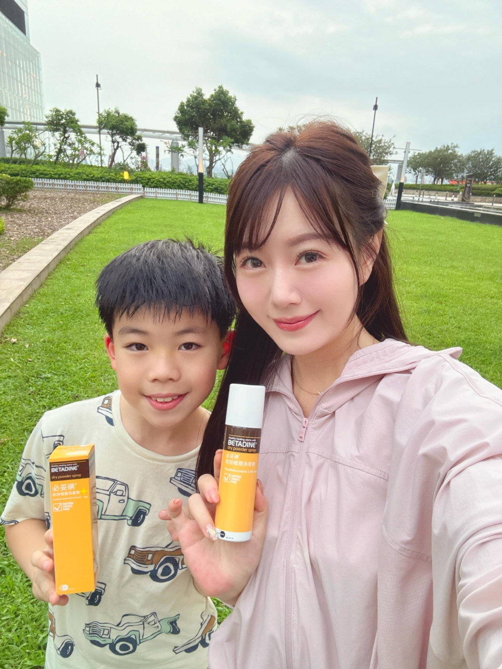 Cherrie:「Betadine® 傷口噴霧無酒精,唔刺激傷口,唔揦而且好溫和。」